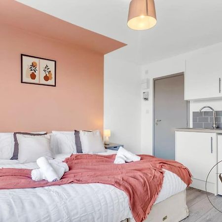 Sienna Longton Studio 2D - Wi-Fi, Alton Towers, Netflix Stoke-on-Trent Eksteriør billede